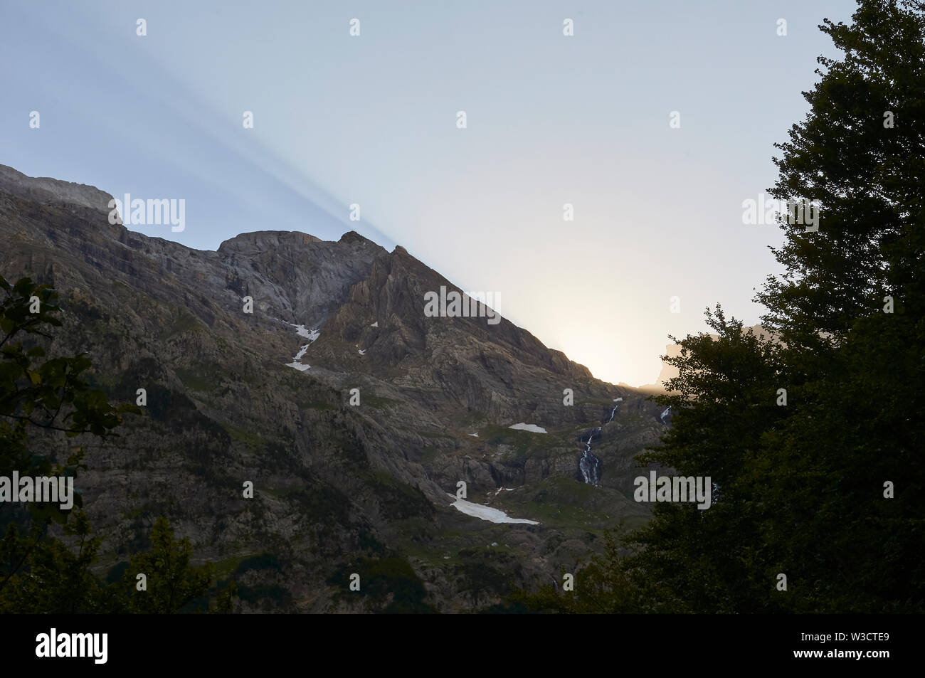 Crepuscolo con raggi solari e Cinca cascata nella Valle di Pineta nel Parco Nazionale di Ordesa y Monte Perdido (Sobrarbe, Huesca, Pirenei, Aragona, Spagna) Foto Stock