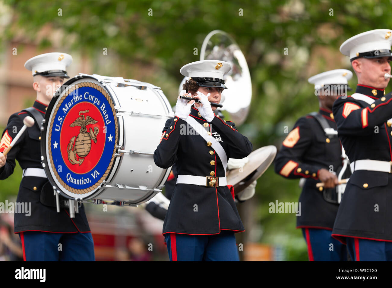 Louisville, Kentucky, Stati Uniti d'America - 2 Maggio 2019: il Pegasus Parade, membri dell'U.S. Marine Corps Band, eseguendo la parata Foto Stock