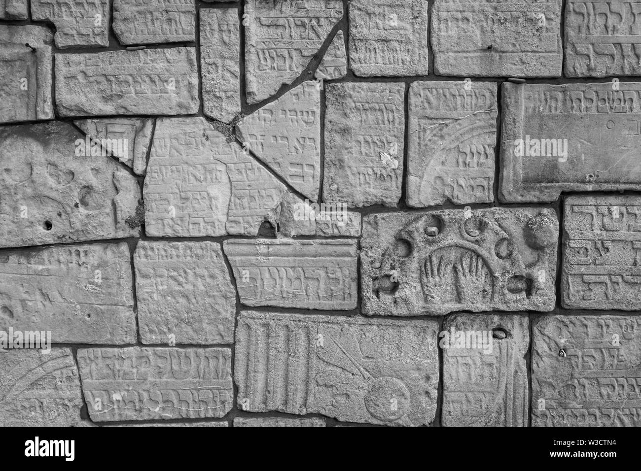 Muro costituito da frammenti di cimitero, nel Remuh / Remah cimitero sulla via Szeroka in Kazimierz, lo storico quartiere ebraico di Cracovia, in Polonia. Foto Stock