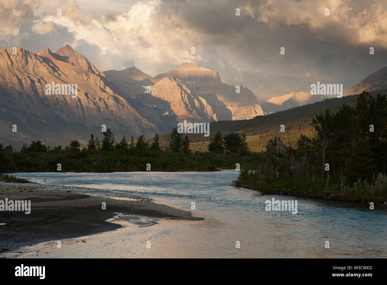 Santa Maria del fiume e le montagne, dal lato est del Parco Nazionale di Glacier, Montana, USA Foto Stock