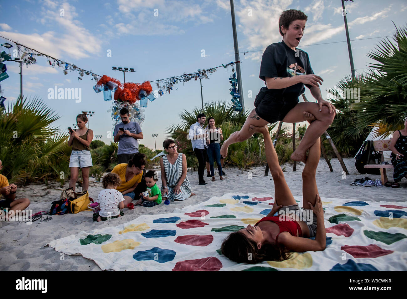 Atene, Grecia. 14 Luglio, 2019. Persone eseguire acrobazie durante il Surf Art Festival di Atene, Grecia, il 14 luglio 2019. Il Surf Art Festival è una tre giorni di festival dedicato all'arte del vivere e del surf. Credito: Panagiotis Moschandreou/Xinhua/Alamy Live News Foto Stock
