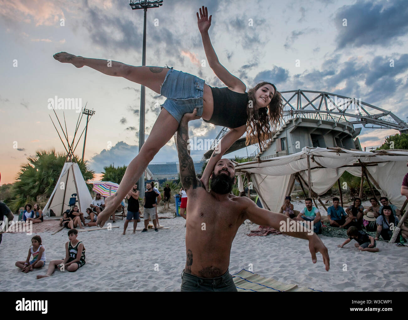 Atene, Grecia. 14 Luglio, 2019. Persone eseguire acrobazie durante il Surf Art Festival di Atene, Grecia, il 14 luglio 2019. Il Surf Art Festival è una tre giorni di festival dedicato all'arte del vivere e del surf. Credito: Panagiotis Moschandreou/Xinhua/Alamy Live News Foto Stock