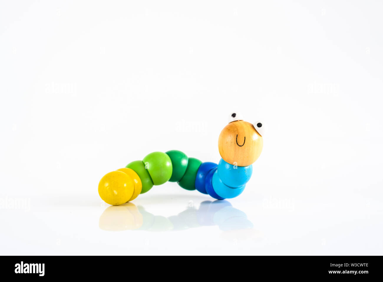 Caterpillar giocattolo con sorriso, per illustrare i concetti di infantile salute intestinale. Foto Stock