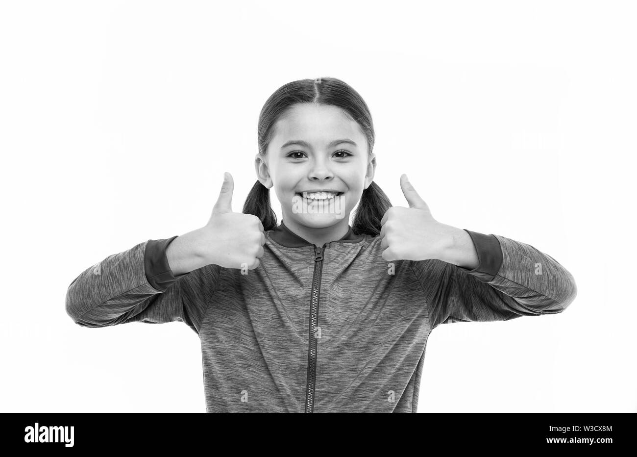 Semplicemente felice. Kid fashion e sportswear. Le piccole bambine. Parrucchiere per Bambini bambini al giorno. Ritratto di felice piccolo bambino. l'infanzia la felicità. La famiglia. Piccolo felice ragazza con i capelli lunghi. Foto Stock