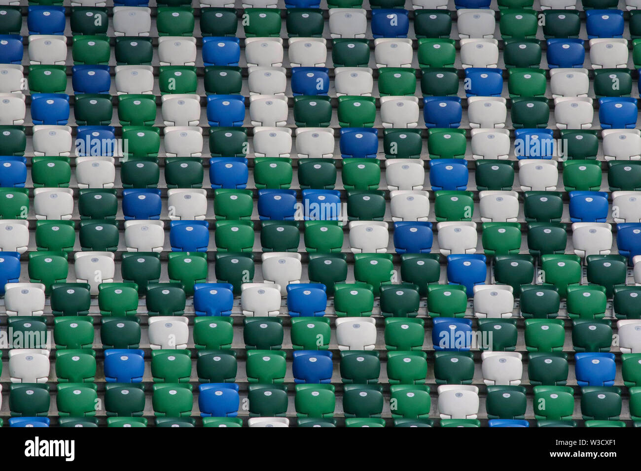Righe vuote di multi-colore punta moderna-le sedi in un moderno stadio di calcio presso il National Football Stadium al Windsor Park di Belfast. Uso editoriale. Foto Stock