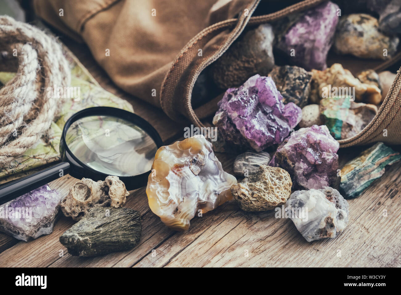 Pietre minerali collezione: turchese, morion, quarzo fumè, strass, calcedonio, Agata, ametista, onice, calcedonio e kit del geologo - zaino, Foto Stock
