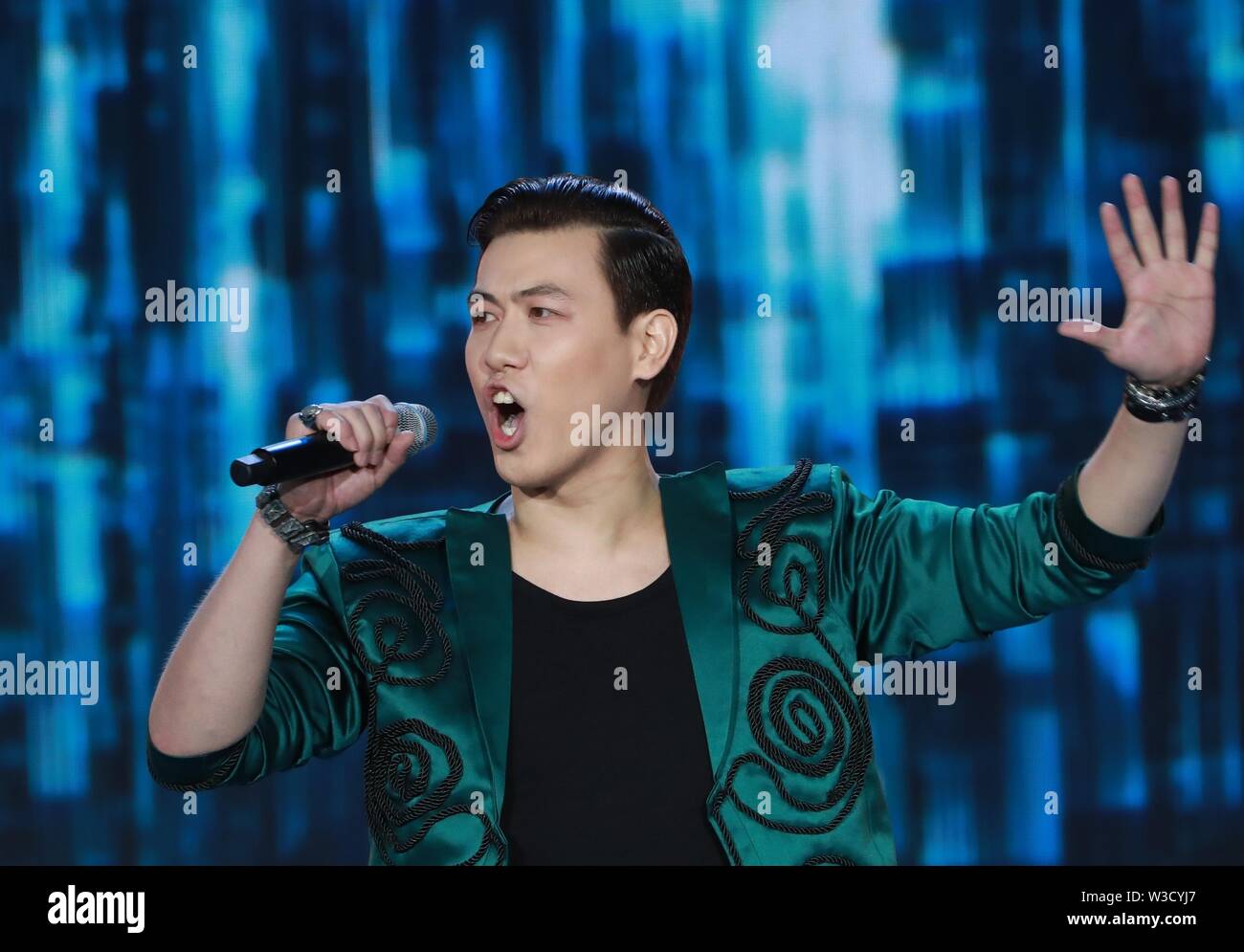 Vitebsk, Bielorussia. 14 Luglio, 2019. Il cantante dal Kazakistan Adilkhan Makin canta durante il pop internazionale artisti Song Contest "Vitebsk-2019' a Vitebsk, a nord-est della Bielorussia, luglio 14, 2019. Pop internazionale artisti Song Contest "Vitebsk-2019" è uno dei principali eventi del XXVIII Bazaar slavo arts festival di Vitebsk. Credito: Zhinkov Henadz/Xinhua/Alamy Live News Foto Stock
