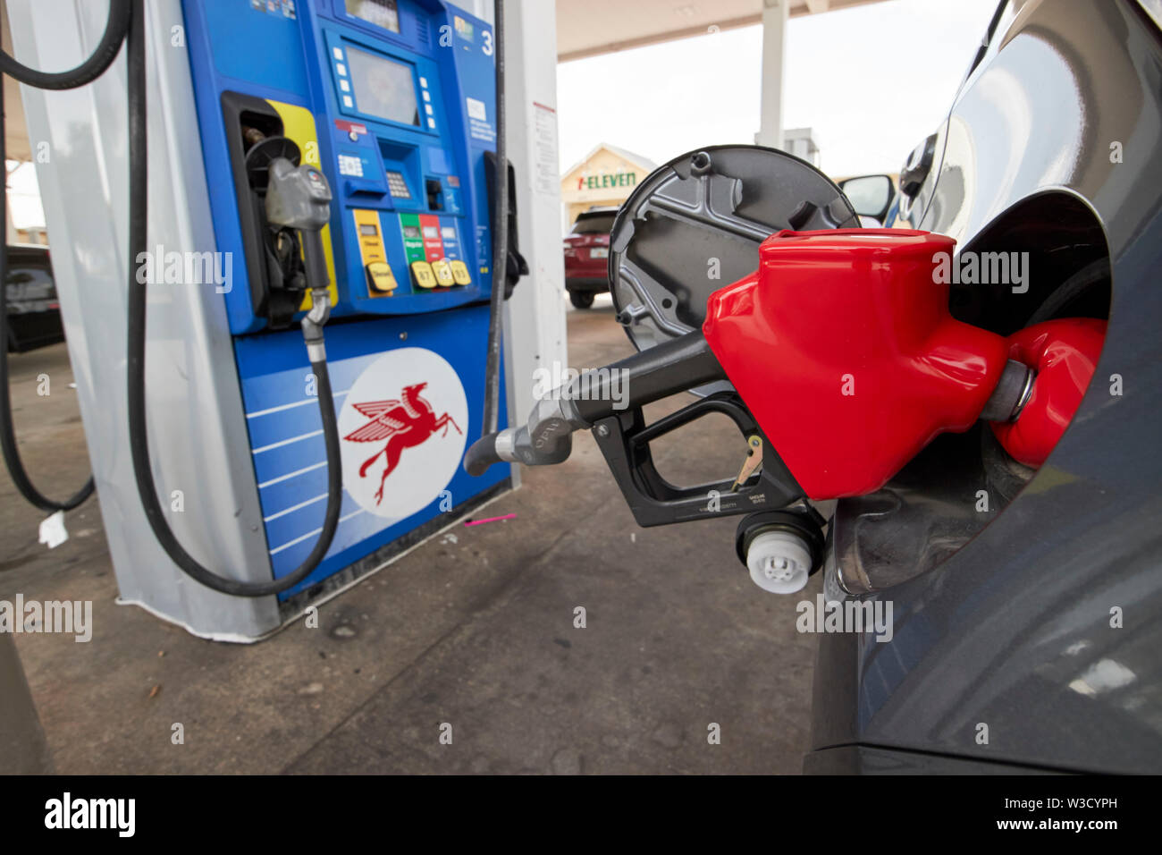 Il riempimento di una vettura con gas regolari in Florida negli Stati Uniti d'America Foto Stock