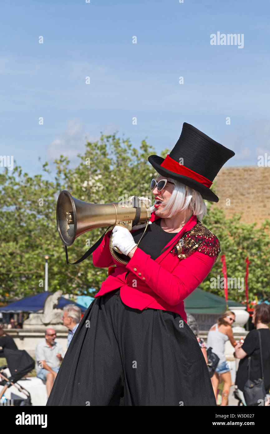 Stiltwalker Catherine Rock al Festival Whirligig in Weston-super-Mare, Regno Unito il 13 luglio 2019. Foto Stock