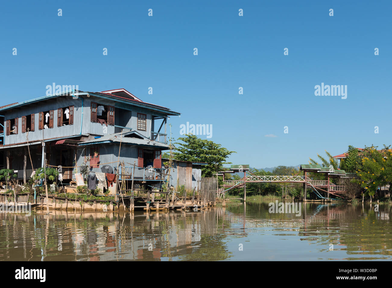 Lago Inle, MYANMAR - 28 novembre, 2018: immagine orizzontale locale di case costruite sul confine del Lago Inle, punto di riferimento del Myanmar Foto Stock