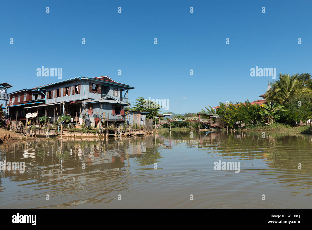 Lago Inle, MYANMAR - 28 novembre, 2018: ampio angolo immagine locale di case costruite sul confine del Lago Inle, punto di riferimento del Myanmar Foto Stock