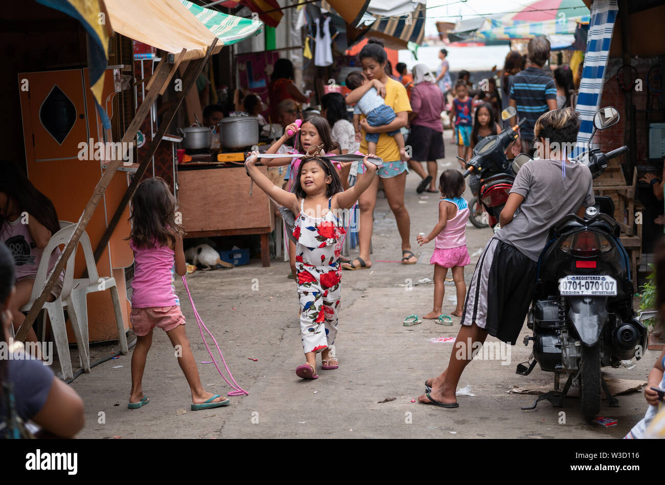 Una tipica scena di strada all'interno di una comunità povera situato a Cebu City, Filippine Foto Stock