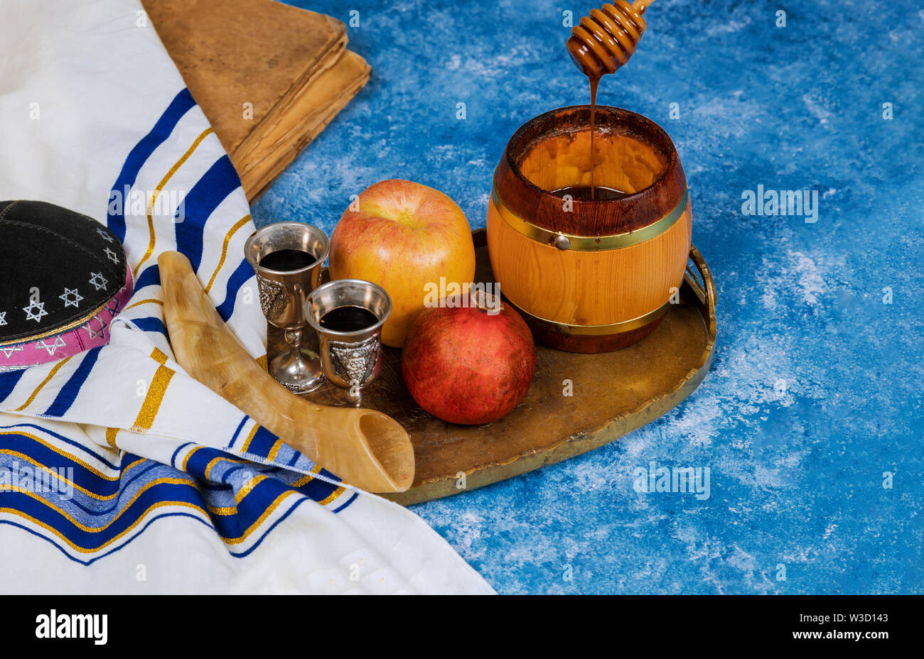 Tabella set con cibo tradizionale ebraico per Nuovo Anno di vacanza, Rosh Hashana. Messa a fuoco selettiva Foto Stock