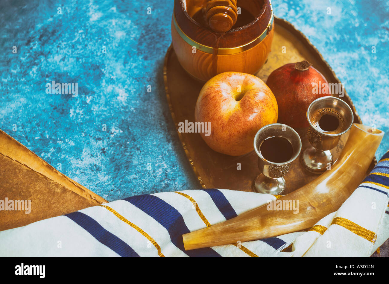 Rosh hashanah Jewish Anno Nuovo tradizionali simboli vacanze shofar, miele, apple e melograno su di una superficie piana lay Foto Stock