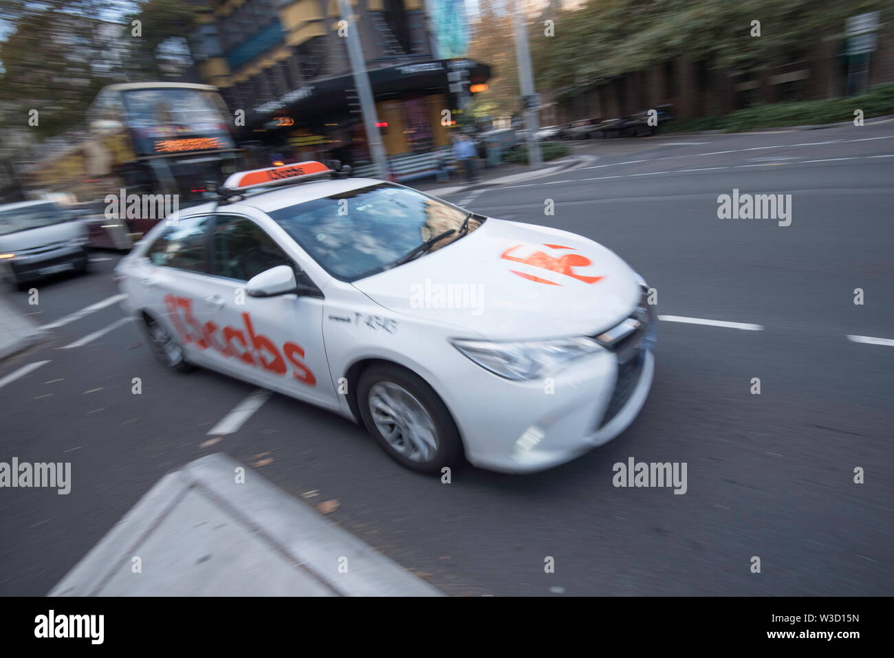 Una immagine sfocata di un movimento taxi Sydney guida in una corsia di svolta in città nei pressi della Stazione Centrale Foto Stock