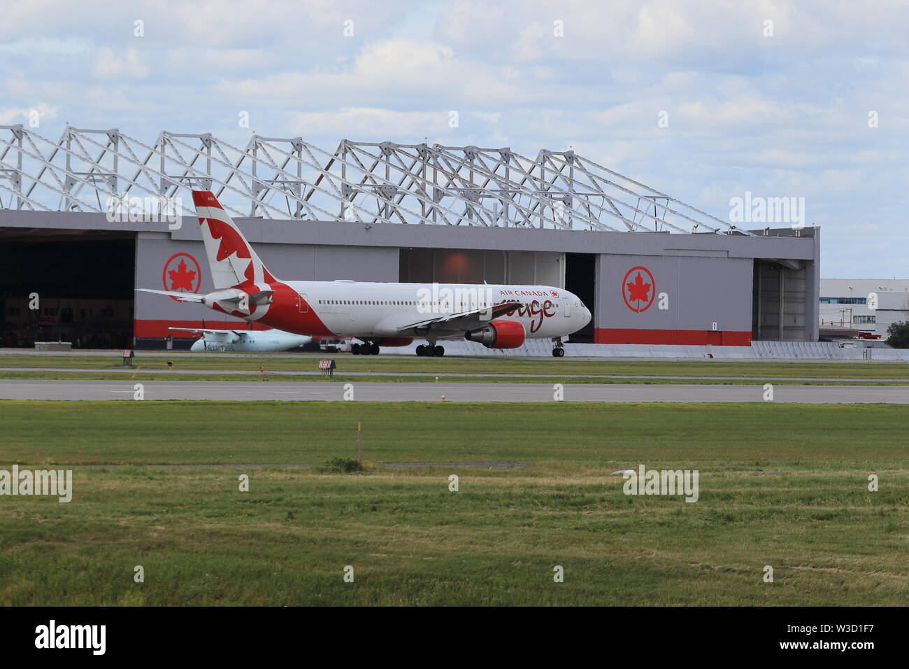 Quebec,Canada. Un Air Canada Boeing 767 sul centro tarmat a Montréal-Pierre Elliott Trudeau International Airport Foto Stock