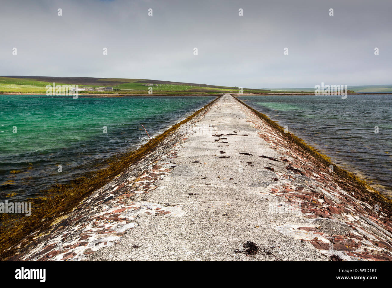 Una strada rialzata che collega Hunda Island a Burray nelle Orcadi Scozia, Regno Unito. Foto Stock
