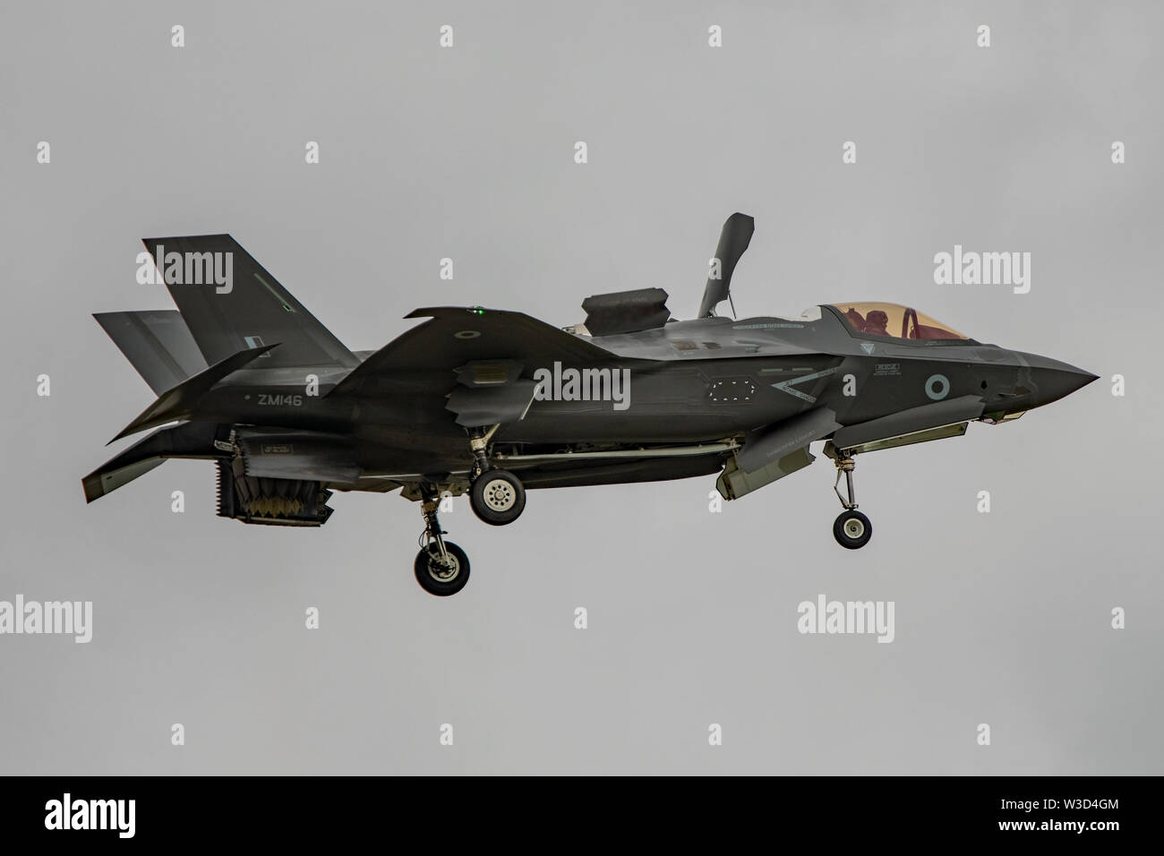 Un Royal Air Force Lockheed Martin F-35B Lightning II Fighter Aircraft in bilico durante la visualizzazione alla Yeovilton International Air giorno 13/7/19. Foto Stock