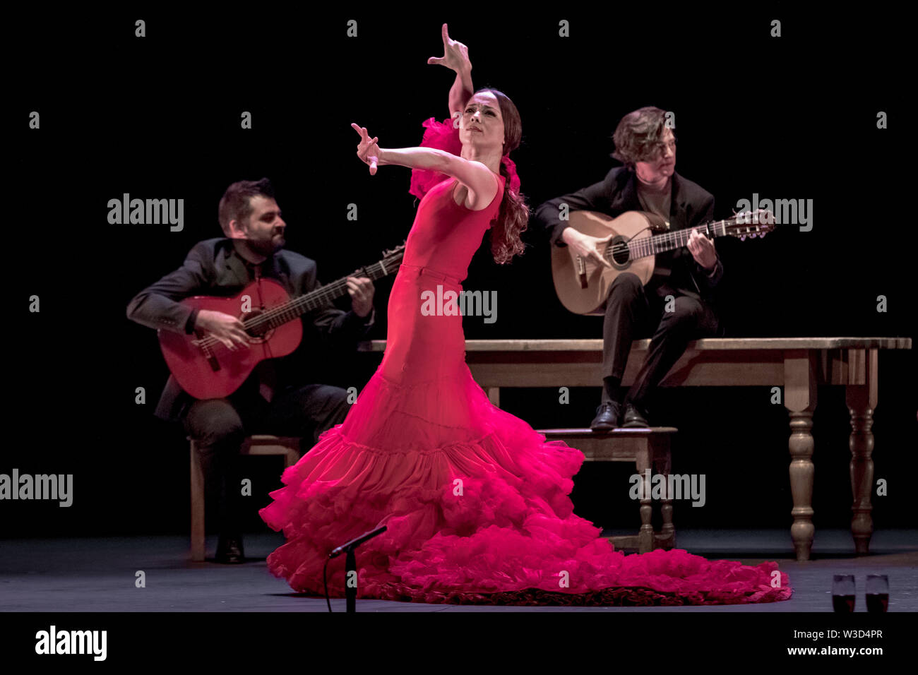 Londra, Regno Unito. 11 luglio 2019. Olga Pericet danze la sua performance "Thorn che sognava di essere un fiore o il fiore che ha sognato di essere un ballerino' durante il XVI Festival di Flamenco a Sadler's Wells Theatre. Pericet, noto per la creazione di un mondo pieno di grafica evocativa attraverso una combinazione di teatro e danza, era il destinatario della nazionale spagnola di danza Prize nel 2018. Credito: Guy Corbishley/Alamy Live News Foto Stock