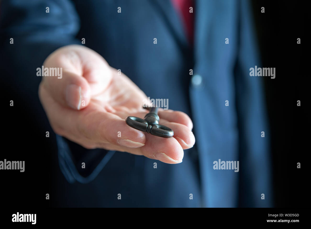 Imprenditore tenendo la vecchia chiave. I concetti di business. Foto Stock Imprenditore tenendo la vecchia chiave. I concetti di business. Foto Stock