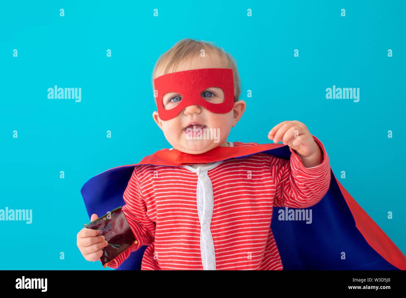 Il supereroe Bambino che guarda lontano Foto Stock