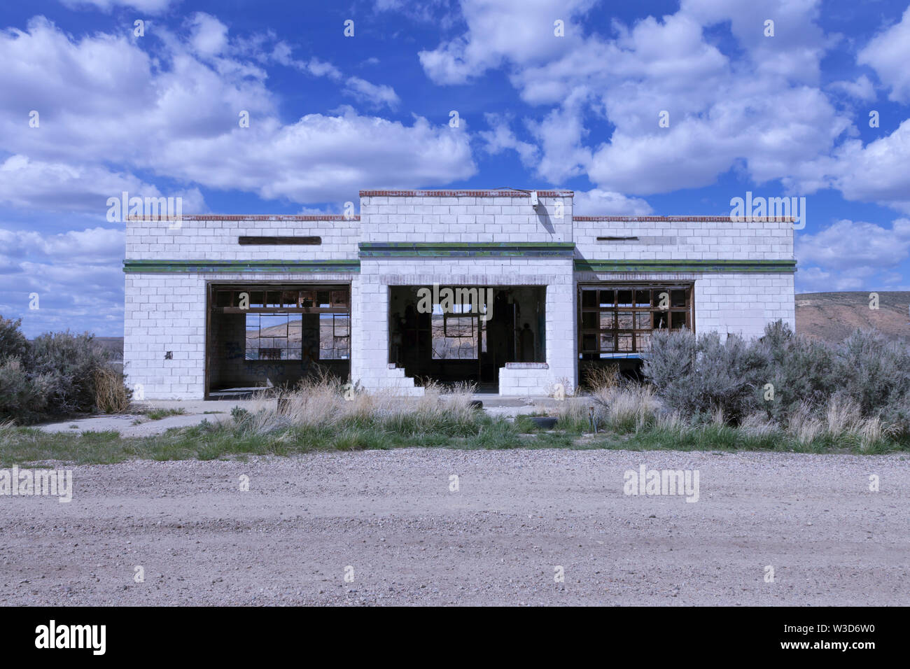 Sinclair ha abbandonato la stazione di gas ad ovest del fiume Verde, Wyoming. Foto Stock
