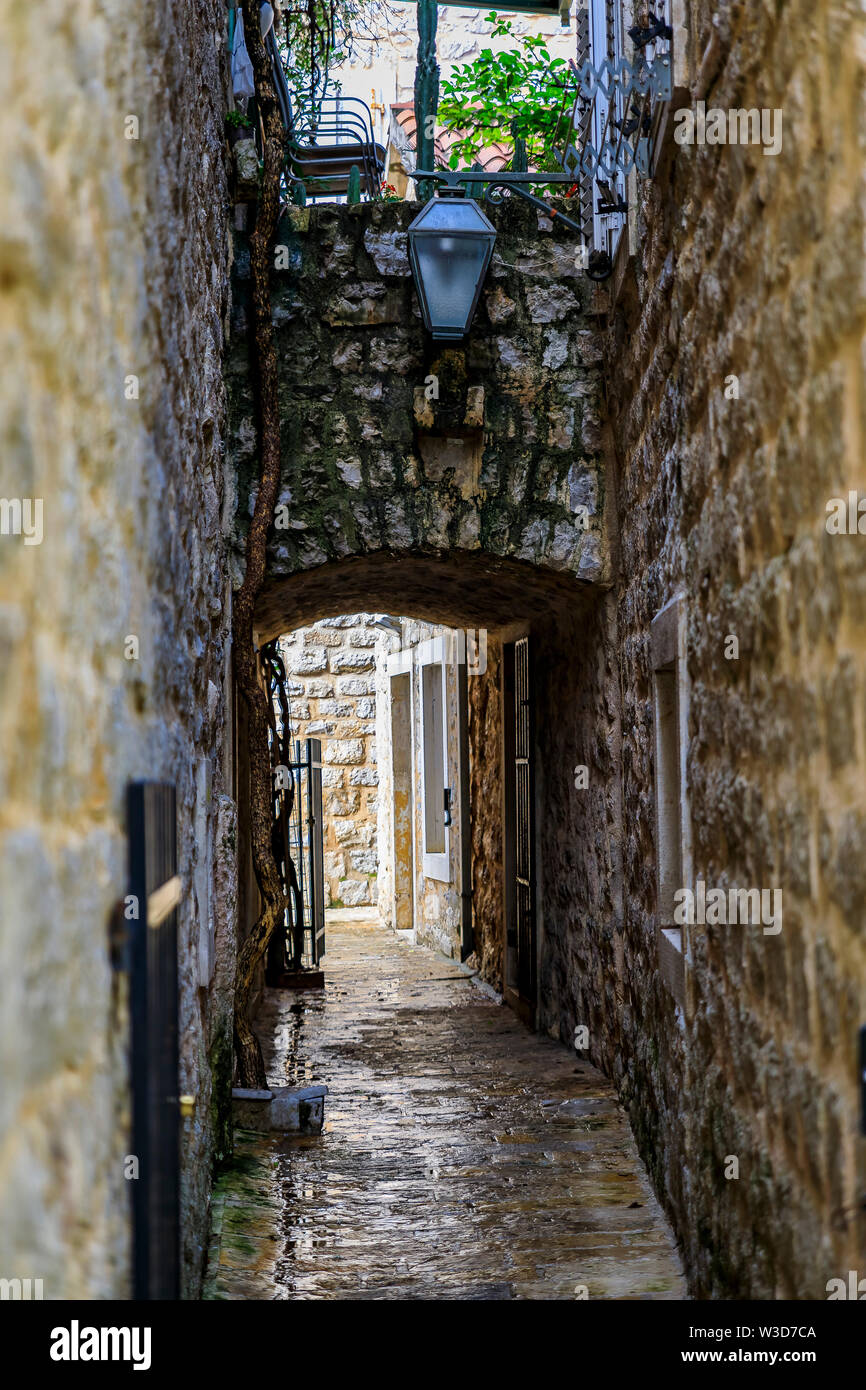 Pittoresche stradine del ben conservato centro medievale della città vecchia con i suoi negozi, caffetterie e ristoranti di Budva Montenegro, nei Balcani Foto Stock