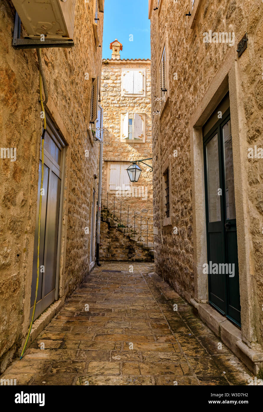 Pittoresche stradine del ben conservato centro medievale della città vecchia con i suoi negozi, caffetterie e ristoranti di Budva Montenegro, nei Balcani Foto Stock