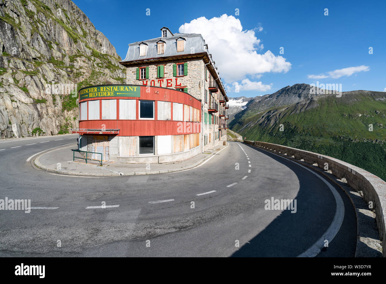 Vecchio hotel abbandonato e chiuso a Furkapass Road, Svizzera, Alpi Foto Stock