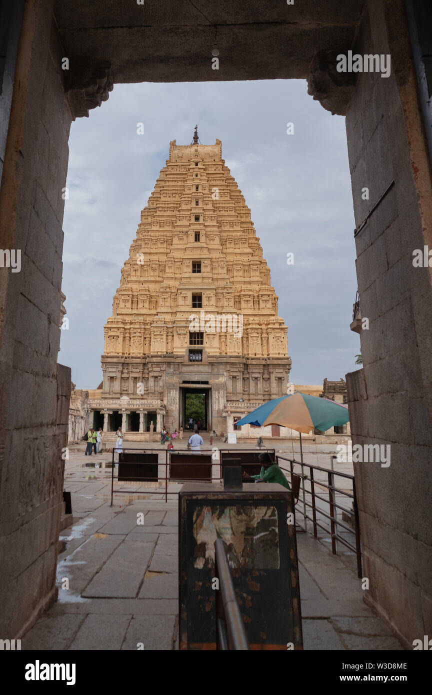 Hampi, India Luglio 8, 2019 : Vista interna di Virupaksha o Pampapati tempio di Hampi, Karnataka, India Foto Stock