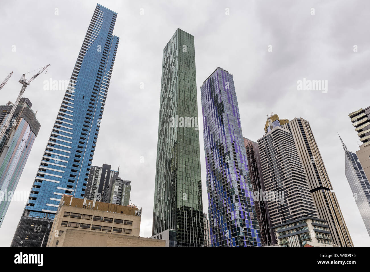 Vivacemente colorato grattacieli nel centro di Melbourne, Australia, contro un cielo nuvoloso Foto Stock