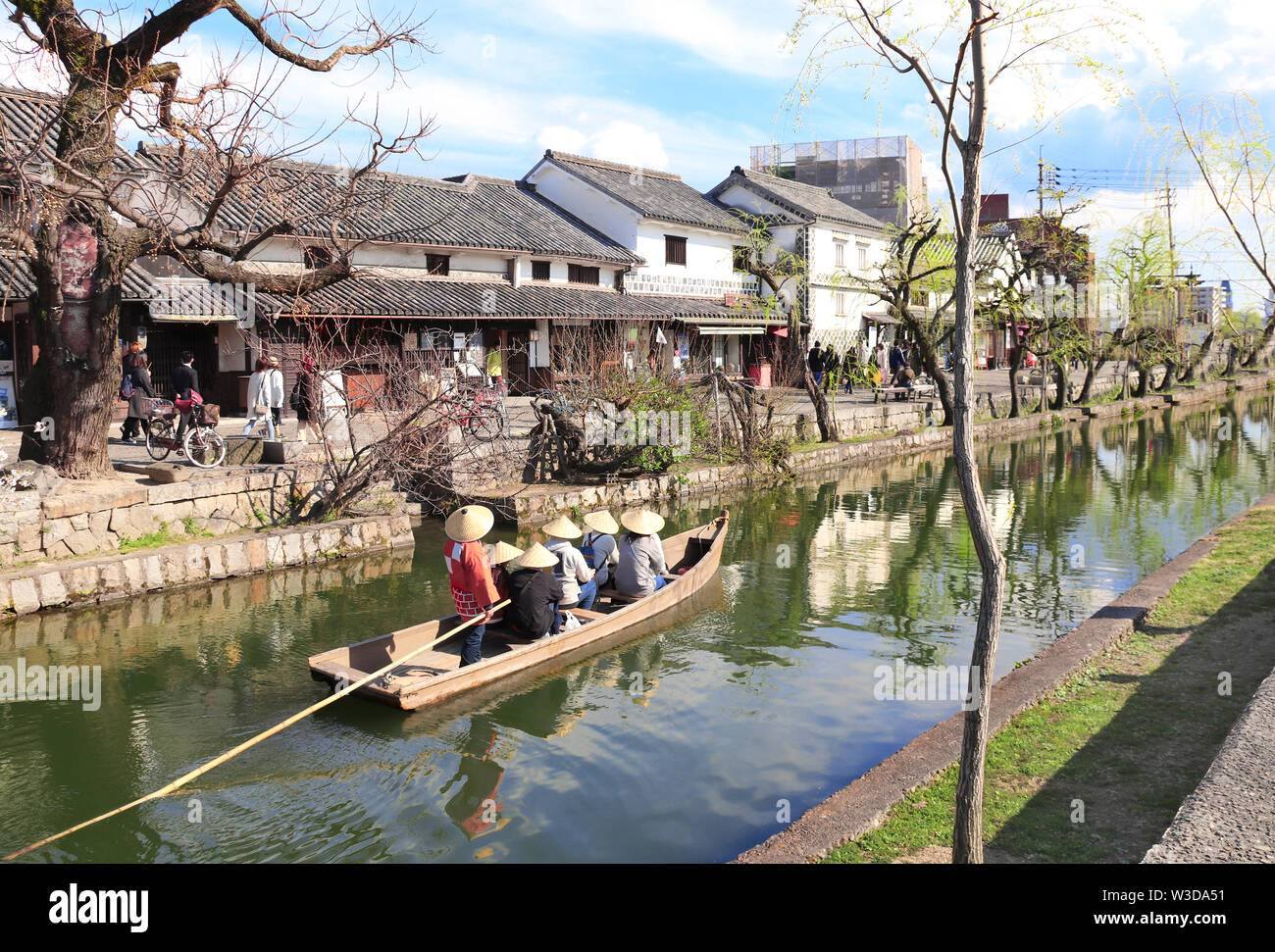 Persone in un vecchio stile barca, Kurashiki canal nel quartiere Bikan, Kurashiki city, Giappone Foto Stock