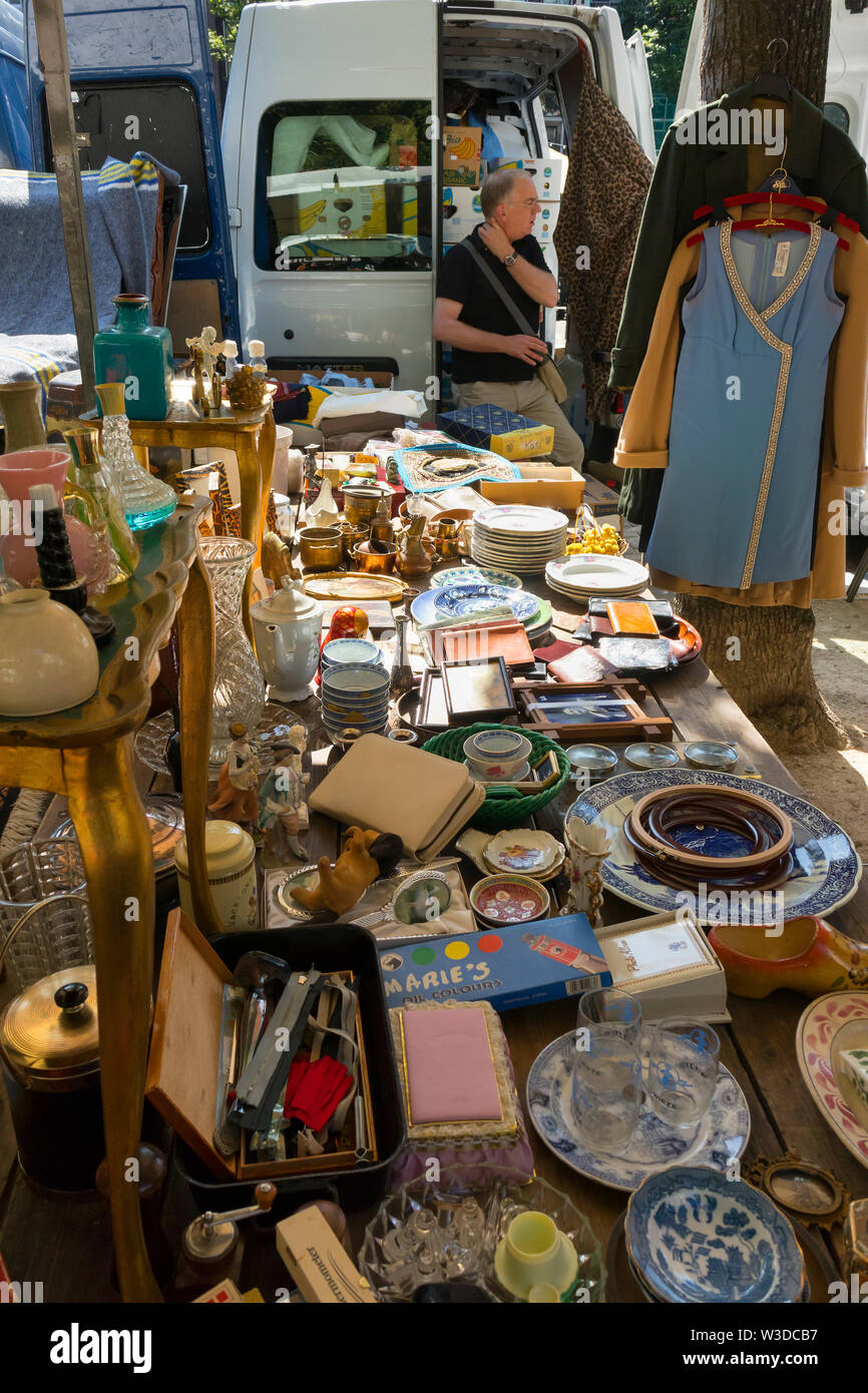 Amsterdam, Olanda - Giugno 22, 2019: antichi e curiosità sul mercato Noordermarkt Foto Stock