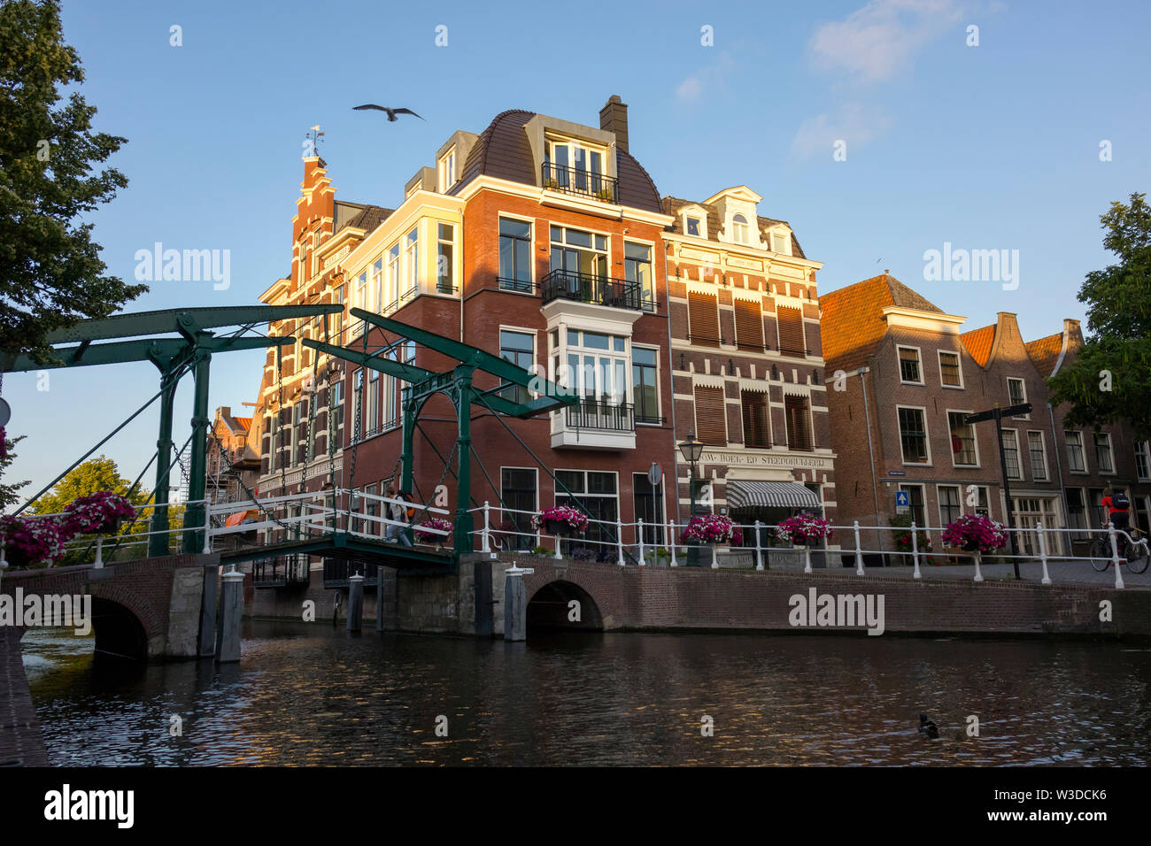Leiden, Olanda - Giugno 26, 2019: Appartamenti e case a kerkgracht Hooglandse vicino a Oude Rijn canal Foto Stock