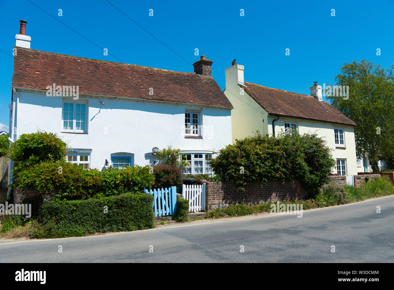 Periodo di graziosi cottage su un giorno d'estate nel villaggio sul mare di West Wittering, Nr. Chichester, West Sussex, in Inghilterra, Regno Unito Foto Stock