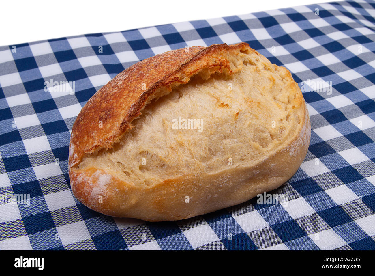 Tutto il pane casereccio pane bianco rustico blu bianco sullo sfondo di materie tessili Foto Stock
