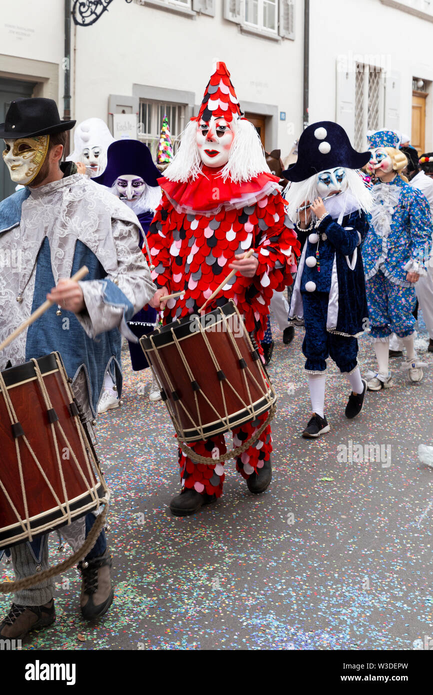 Augustinergasse, Basilea, Svizzera - Marzo 12th, 2019. Unico splendido costume di carnevale e la maschera in un gruppo di partecipanti Marching Band Foto Stock