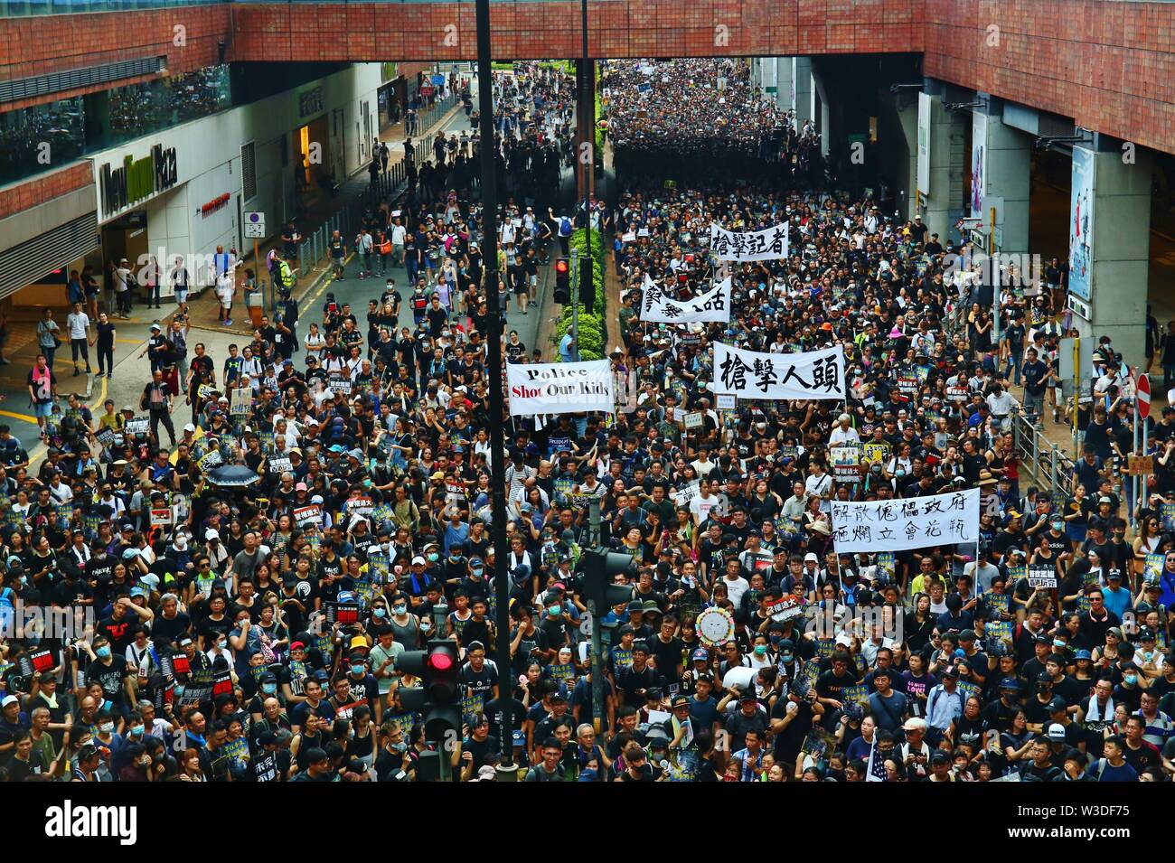 Hong Kong Cina - Luglio 14th, 2019. Decine di migliaia di persone sono scese in piazza in Sha Tin in Hong Kong. I dimostranti chiedono il ritiro totale della legge in materia di estradizione come uno dei cinque principali richieste. Credito: Gonzales foto/Alamy Live News Foto Stock