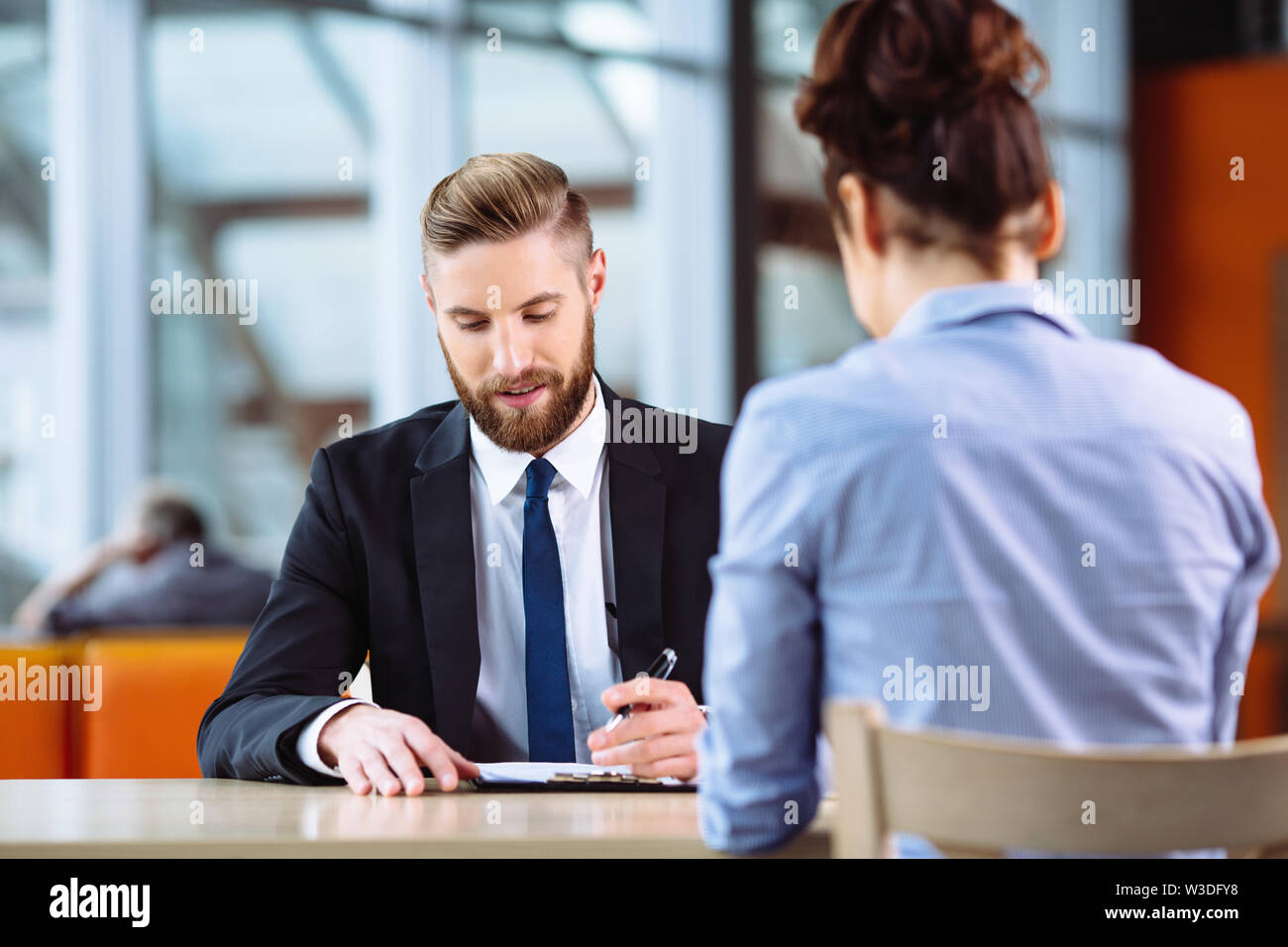 Foto del candidato firma contratto dopo il colloquio di lavoro Foto Stock