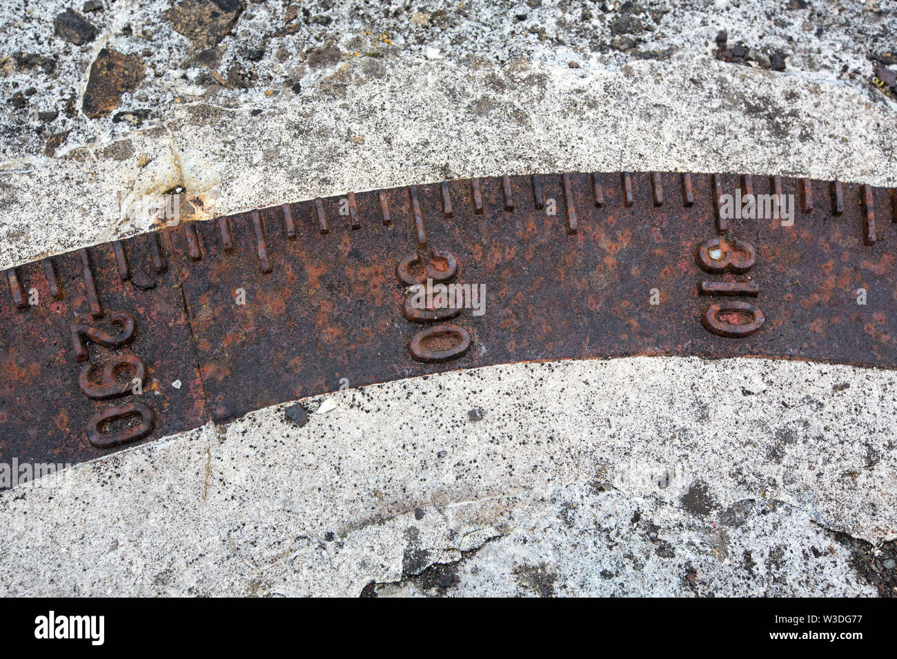 Bussola punta su una seconda guerra mondiale gun emplacement sul punto Rerwick, isole Orcadi Scozia, Regno Unito. Foto Stock