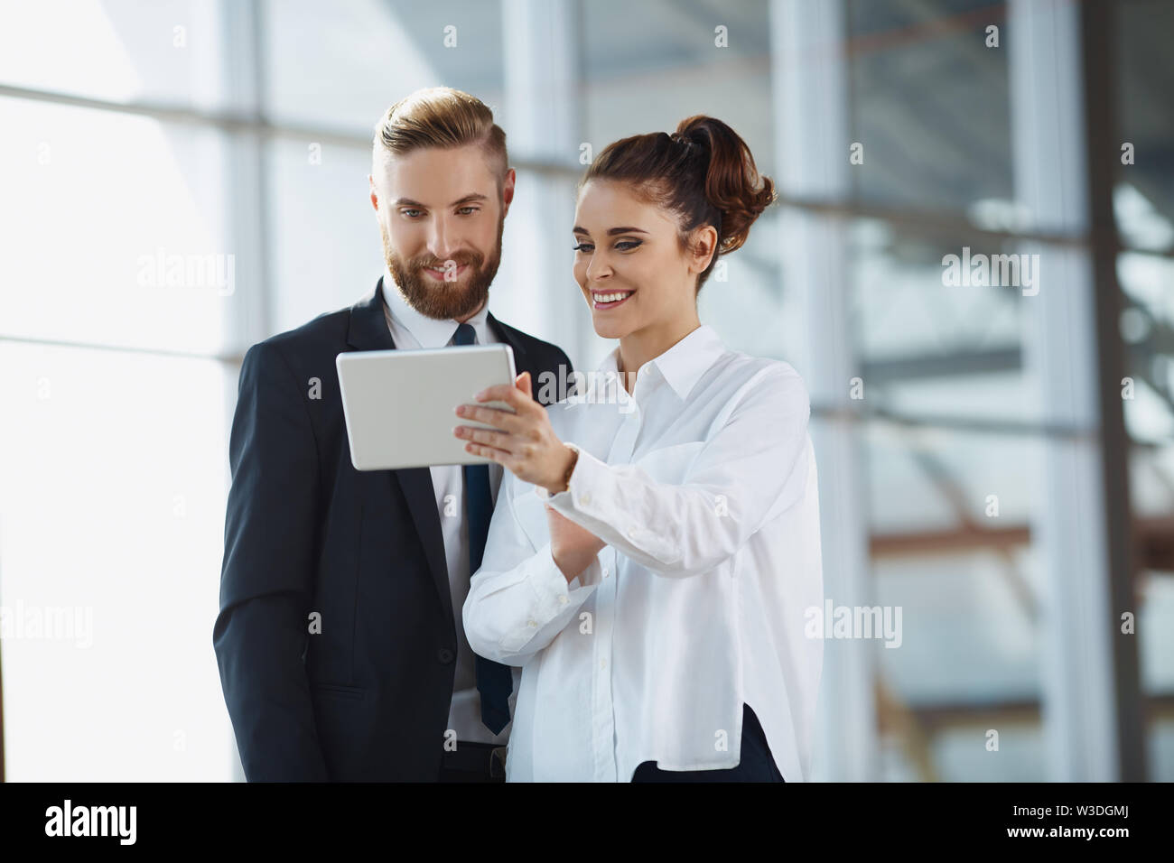 Imprenditrice presentando i dati aziendali su tavoletta digitale alla riunione Foto Stock