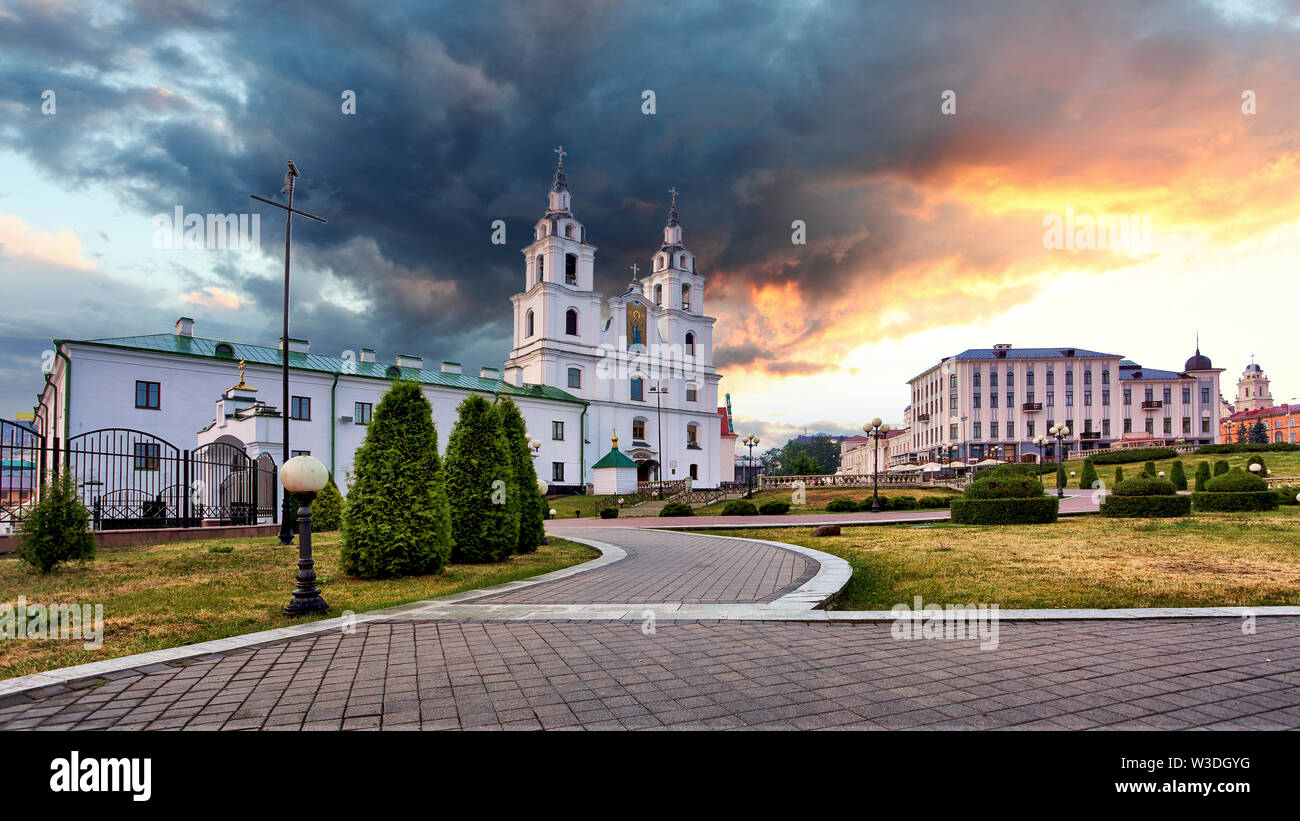 Bielorussia - Minsk con la cattedrale ortodossa di notte Foto Stock