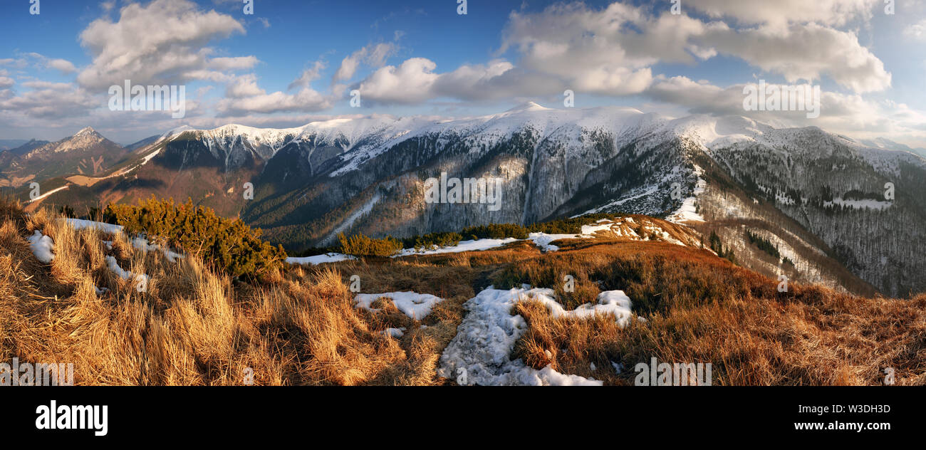 Panorama di montagna con Sun, valle di Vratna, Slovacchia Foto Stock
