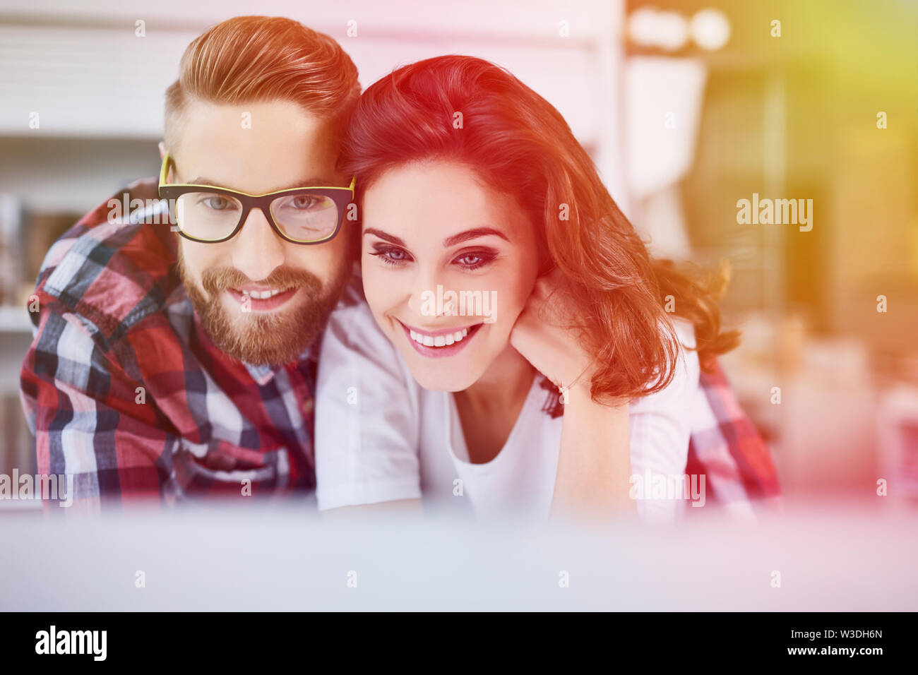 Due hipster designer alla ricerca di un portatile Foto Stock