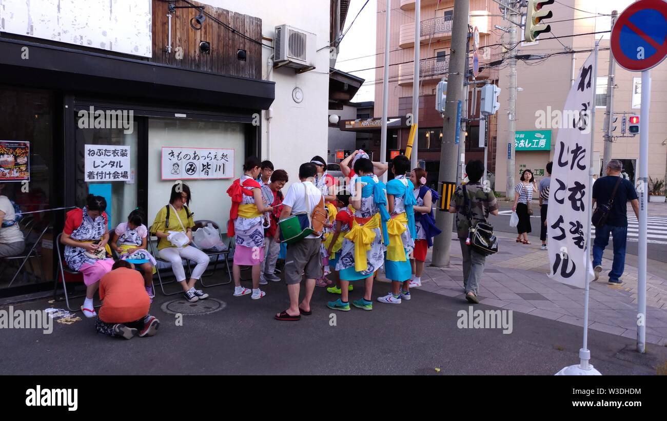 Paesaggio urbano di Aomori durante Nebuta Matsuri. Nebuta Matsuri giapponese è un festival estivo che ha luogo nella prefettura di Aomori, Giappone Foto Stock