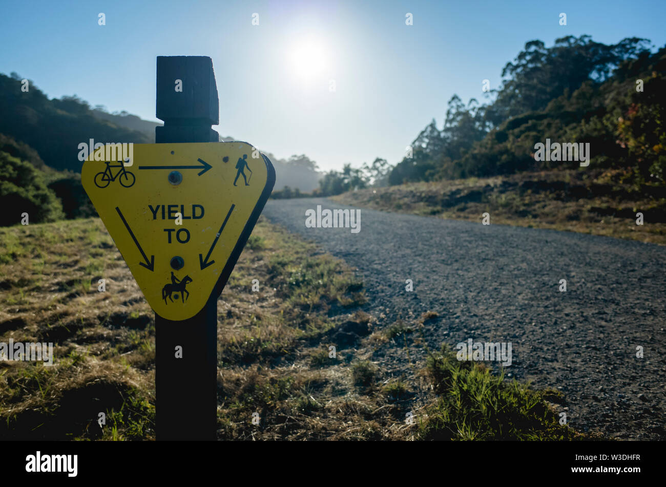 A tre vie segno della resa lungo una strada concreta Foto Stock