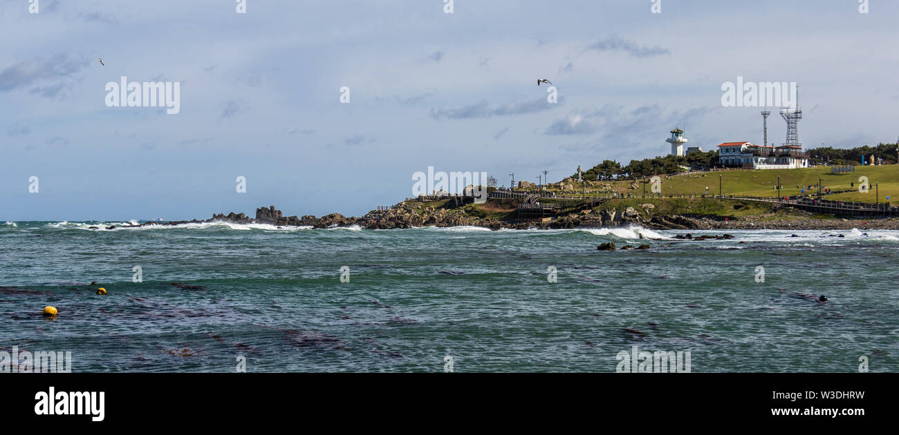 Panorama della baia di Cape Ganjeolgot con scogliere, Faro e monumenti. Il punto più orientale della penisola in Ulsan, Corea del Sud. Asia Foto Stock