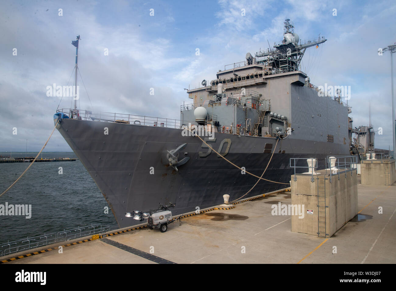 USS Carter Hall (LSD 50) harpers Ferry docks di classe a un molo su Naval Air Station Norfolk, Virginia, luglio 12, 2019. Stati Uniti Marines con II Marine forza expeditionary riferirono un esercizio di carico con gli Stati Uniti Navy per formare rapidamente, imbarcarsi e distribuire la difesa marittima il supporto per le Autorità civili le operazioni a sostegno dell'U.S. Comando Nord. (U.S. Marine Corps photo by Lance Cpl. Adaezia Chavez) Foto Stock