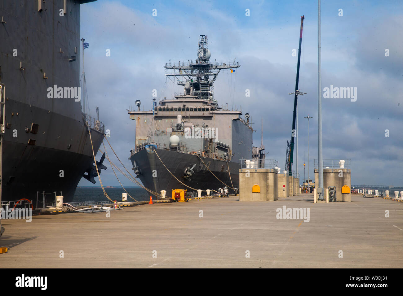 USS Carter Hall (LSD 50) harpers Ferry docks di classe a un molo su Naval Air Station Norfolk, Virginia, luglio 12, 2019. Stati Uniti Marines con II Marine forza expeditionary riferirono un esercizio di carico con gli Stati Uniti Navy per formare rapidamente, imbarcarsi e distribuire la difesa marittima il supporto per le Autorità civili le operazioni a sostegno dell'U.S. Comando Nord. (U.S. Marine Corps photo by Lance Cpl. Adaezia Chavez) Foto Stock