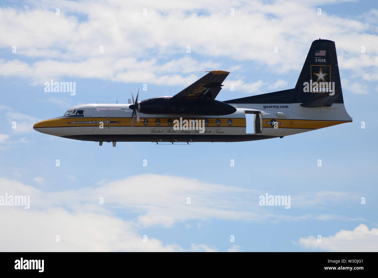 Gli Stati Uniti Esercito Golden Knights parachute team effettuano un cavalcavia Luglio 14, 2019, presso la "Missione oltre Malmstrom" evento open house su Malmstrom Air Force Base, Mont. La manifestazione di due giorni, in primo piano le esibizioni di antenna di squadre di dimostrazione, cavalcavia, visite guidate e mostra statica. La dimostrazione e la concorrenza team consiste di 24 membri che viaggiano intorno agli Stati Uniti, effettuando in corrispondenza di vari eventi. La manifestazione di due giorni, in primo piano le esibizioni di antenna di squadre di dimostrazione, cavalcavia, visite guidate e mostra statica. (U.S. Air Force foto di Airman 1. Classe Tristan Truesdell) Foto Stock
